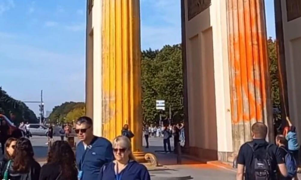 Γερμανία: Ακτιβιστές της "Τελευταίας Γενιάς" έβαψαν την Πύλη του Βραδεμβούργου